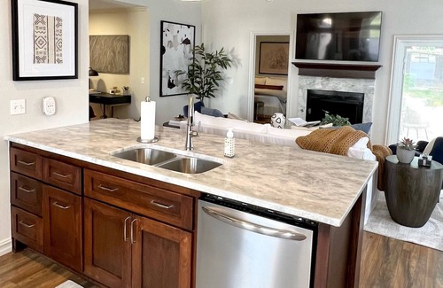 Jenks Casa | Casa Joya - A Jenks Gem Professionally designed three-bedroom luxury home!