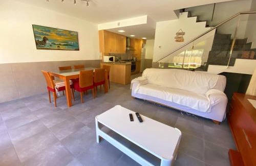 L'Escala Casa | Casa l'Escala, piscina comuntària i jardí privat