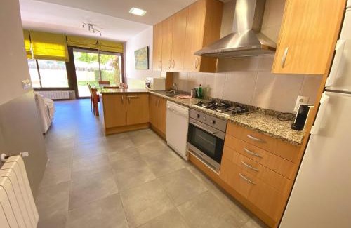 L'Escala Casa | Casa l'Escala, piscina comuntària i jardí privat