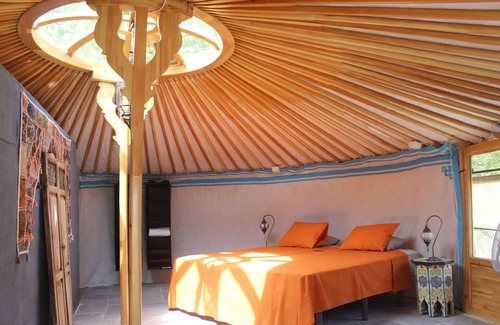 Almedinilla Cama Y Desayuno | Casa La Nuez B&B, yurta, amplios baños, wifi gratis, terraza, piscina, jardín