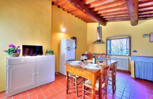 Castelfranco di Sopra Casa | Casa Leggiadra A: un encantador apartamento que forma parte de una antigua granja en la cima de una pequeña colina.