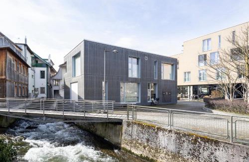 Langenthal Apartamento | Casa Milla, Apartment Wuhr - Zentrales Loft am Fluss mit Balkon & Parkplatz