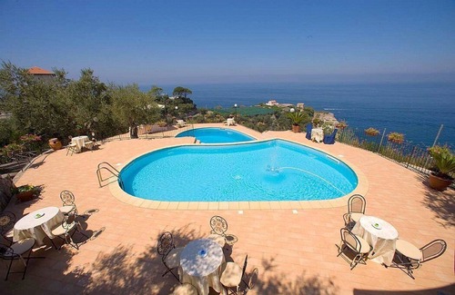 Marina di Puolo Casa | Casa Milli C: A cozy apartment situated on a promontory facing the sea.