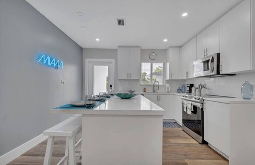 Gladeview Casa | Casa Moderna Gated 4 Bd 3 Bath Home 15 Min to Beach