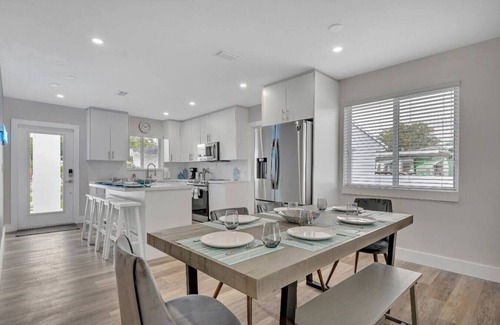 Gladeview Casa | Casa Moderna Gated 4 Bd 3 Bath Home 15 Min to Beach