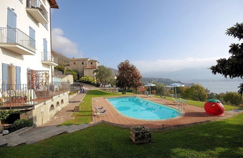 Azzano Casa | Casa Panorama Sei: Un apartamento luminoso y alegre ubicado a poca distancia de las orillas del lago Como.