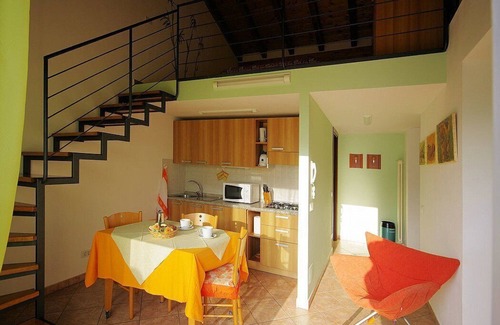 Azzano Casa | Casa Panorama Uno: Un estudio luminoso y alegre ubicado a poca distancia de las orillas del lago Como.