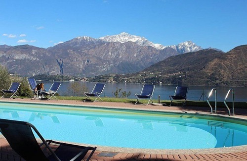 Azzano Casa | Casa Panorama Uno: Un estudio luminoso y alegre ubicado a poca distancia de las orillas del lago Como.