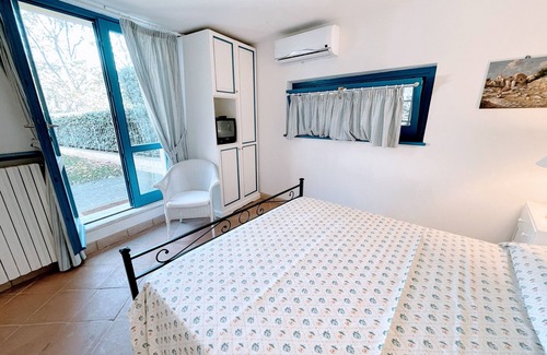 Spoleto Apartamento | Casa Piscina sleeps 5, pretty setting next to pool with private garden nr pool