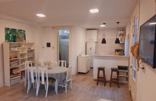 La Unión Casa | Casa quinta con gran parque, pileta y parrilla a 15 min del aeropuerto