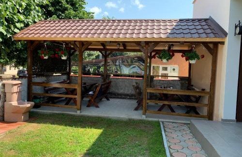 Eselnita Casa | Casa Roka