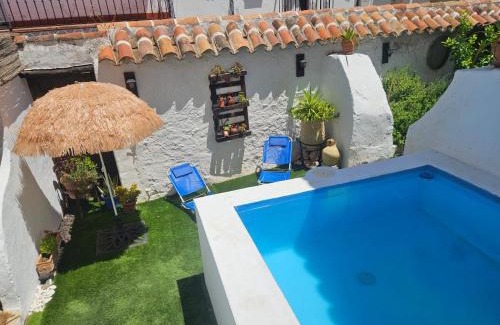 Benadalid Apartamento | Casa rural El Patio con chimenea, barbacoa, piscina, patios exteriores para sus mascotas de manera gratuita