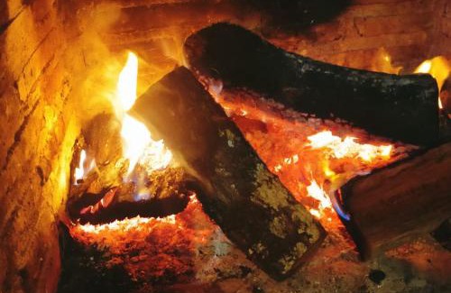 Benadalid Apartamento | Casa rural El Patio con chimenea, barbacoa, piscina, patios exteriores para sus mascotas de manera gratuita