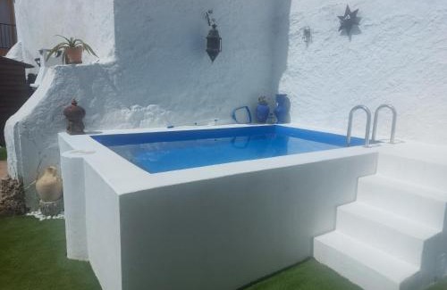 Benadalid Apartamento | Casa rural El Patio con chimenea, barbacoa, piscina, patios exteriores para sus mascotas de manera gratuita