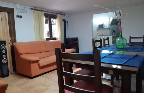 Rubielos Bajos Cabaña | casa rural en rasante -capacidad 16-18 personas