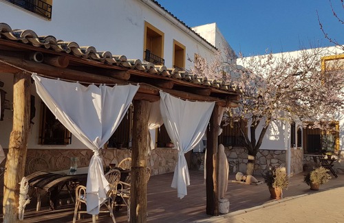 Rozalén del Monte Casa | Casa rural para 12 PAX con BBQ, PISCINA, SALA DE JUEGOS Y JARDÍN