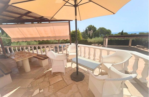 Costa Dorada Chalet De Esquí | Winter Garden, casa con vistas al mar y gran terraza