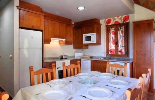 Gerbe Casa | Casas Pirineo Aínsa: Historic Palace & Garden