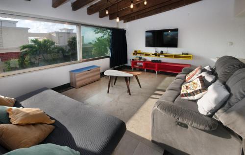 Zona Hotelera Apartamento | CASCADAS,stylish family villa poolside steps from beach