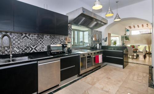 Zona Hotelera Apartamento | CASCADAS,stylish family villa poolside steps from beach