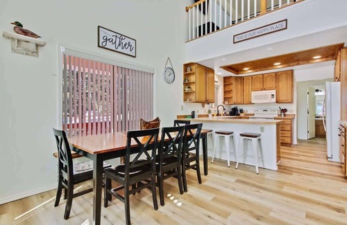 Cascade Cabina | Cascade Cabin Mountain Getaway with Private Beach