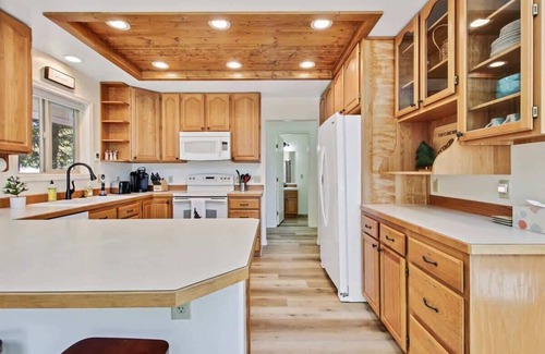 Cascade Cabina | Cascade Cabin Mountain Getaway with Private Beach