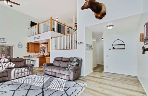 Cascade Cabina | Cascade Cabin Mountain Getaway with Private Beach