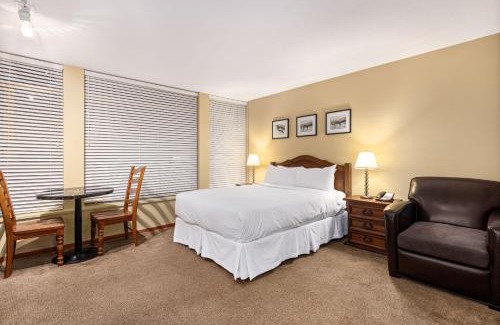 Village North Hotel | Cascade Lodge suite with 2 hot tubs pool gym sauna cable TV Wi-Fi