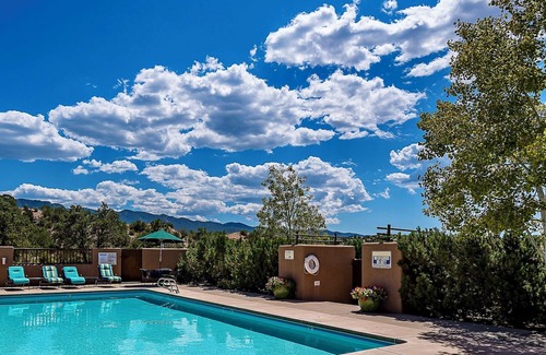 Nambe Pueblo Casa | Casita del Mirador - Well-Appointed Home w/Kiva Fireplace, Sunset Views, & Pool