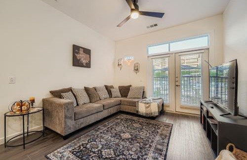 McNeil Apartamento | Casita Lonestar - Sleeps 6 - Wi-Fi and Pool Views