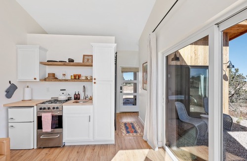 Valle Apartamento | Casita Queen bed, private bath and kitchenette