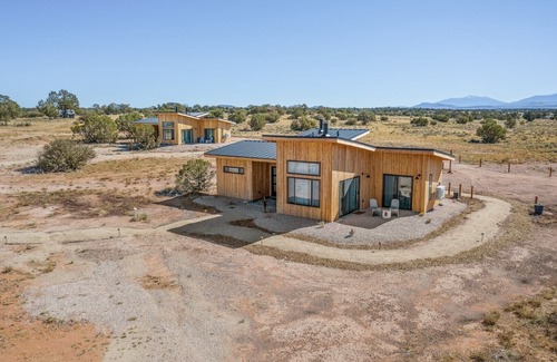 Valle Apartamento | Casita Queen bed, private bath and kitchenette