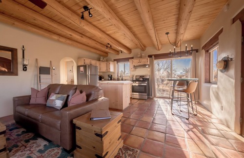 El Prado Casa | Casita Romantica~ Mountain Views~ Kiva Fireplace~ Hot Tub~ 8 mins to Plaza!