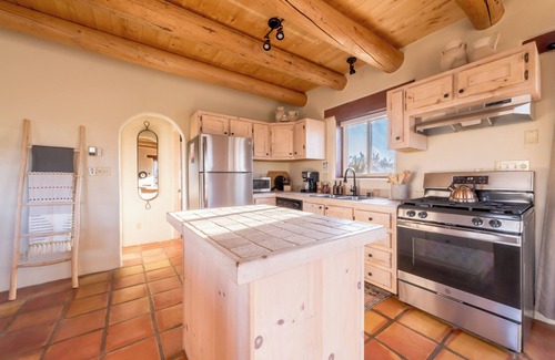 El Prado Casa | Casita Romantica~ Mountain Views~ Kiva Fireplace~ Hot Tub~ 8 mins to Plaza!