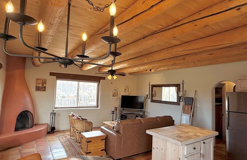 El Prado Casa | Casita Romantica~ Mountain Views~ Kiva Fireplace~ Hot Tub~ 8 mins to Plaza!