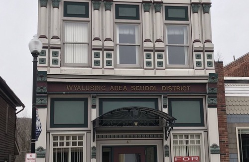 Wyalusing Apartamento | Hierro fundido Lady 1860 edificio histórico. En el corazón de las montañas sin fin.