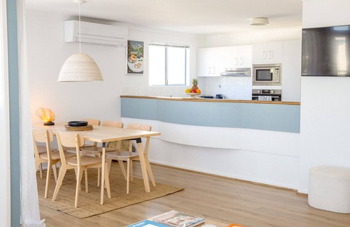 Castaways Beach Condominio | Castaways Penthouse Noosa, Beachfront Pool Views Tennis