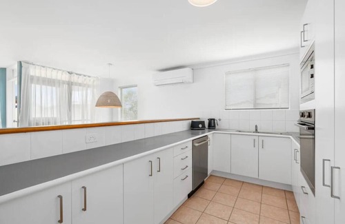Castaways Beach Condominio | Castaways Penthouse Noosa, Beachfront Pool Views Tennis