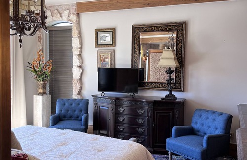 Comanche Canyon Ranch Otro | Castle middle apartment #2 ~ Villa del Sol! Sunset views-main basin Lake Travis!