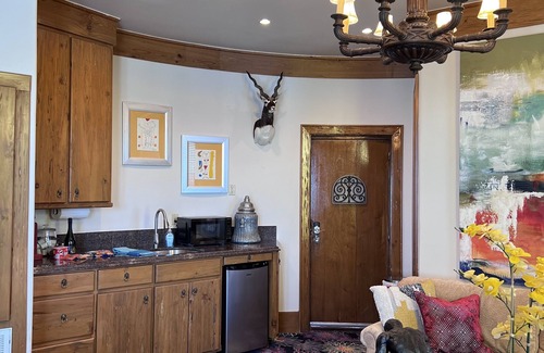 Comanche Canyon Ranch Otro | Castle middle apartment #2 ~ Villa del Sol! Sunset views-main basin Lake Travis!