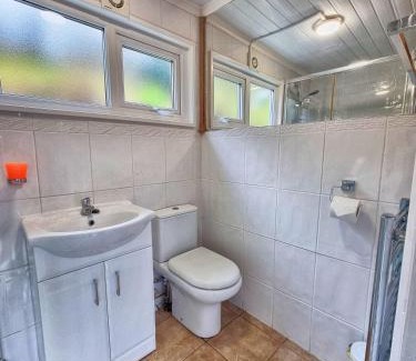 Mumbles Apartamento | Caswell Beach Chalet 70 located in Gower Peninsula