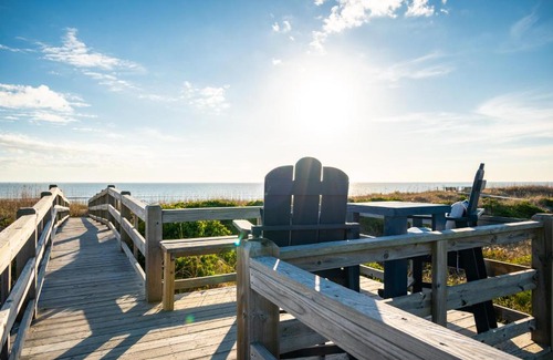 Caswell Beach Casa | Caswell Cabana by Oak Island Accommodations
