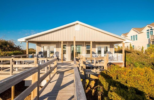 Caswell Beach Casa | Caswell Cabana by Oak Island Accommodations