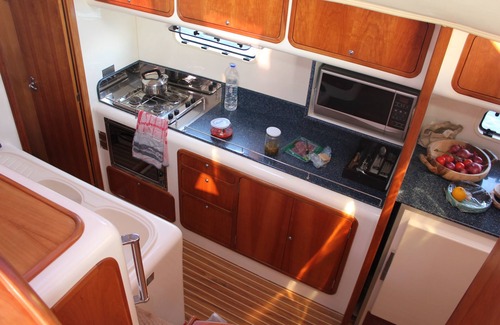 Paros Alquiler De Eote | Catamarán de crucero con patrón y azafata.