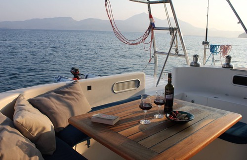 Paros Alquiler De Eote | Catamarán de crucero con patrón y azafata.