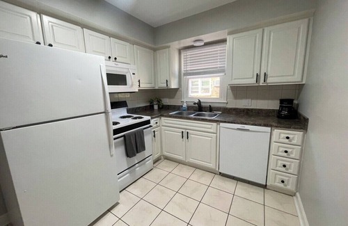 Joslyn Castle Apartamento | Cathedral View, Walk to UNMC, Pet Friendly