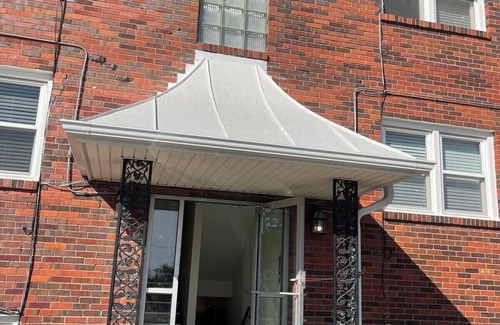 Joslyn Castle Apartamento | Cathedral View, Walk to UNMC, Pet Friendly
