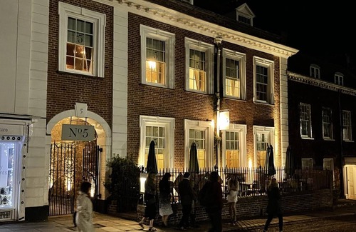 Exeter Apartamento | Cathedral Yard - Art Deco Luxury