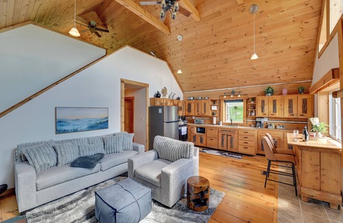 Hobart Cabina | Scenic Catskills Cabin Rental w/ Hot Tub & Views!