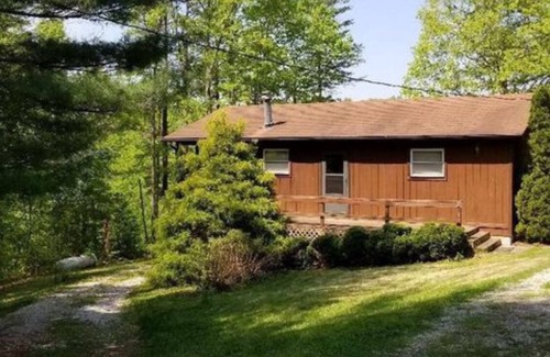Wellington Cabaña | Cave Run Lake, Kentucky "The CliffTop Cottage" por Porch Swing Properties